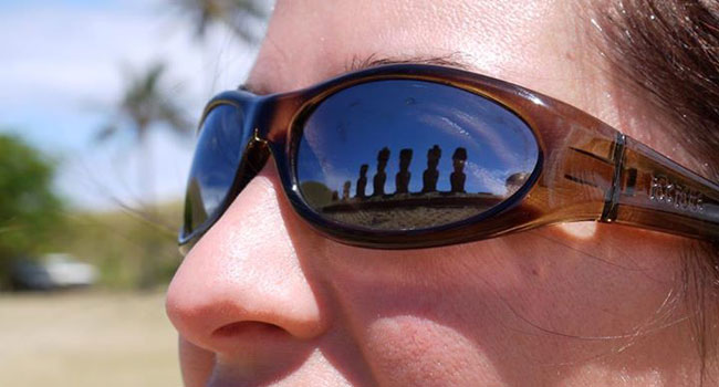 Lentes de sol reflejo de estatuas de  moai en Anakena