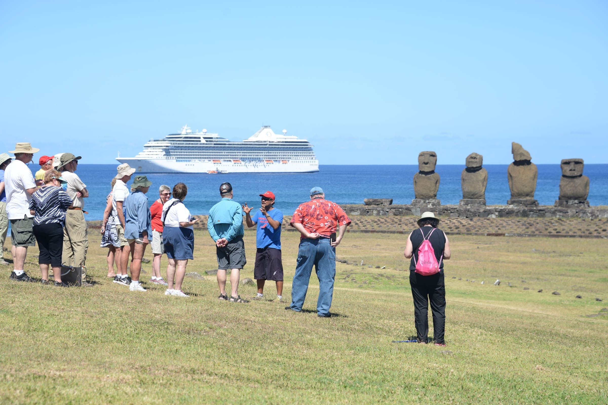 Un guía con un grupo de turistas en Ahu Tahai