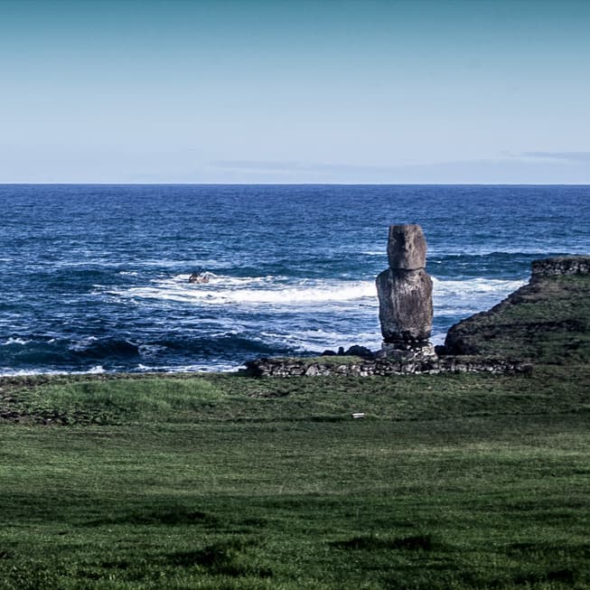 Ahu Tahai with its single moai at Tahai