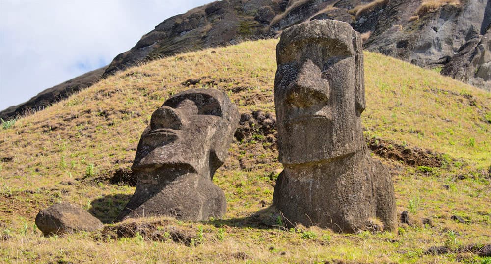 Zasypané sochy moai na Rano Raraku.