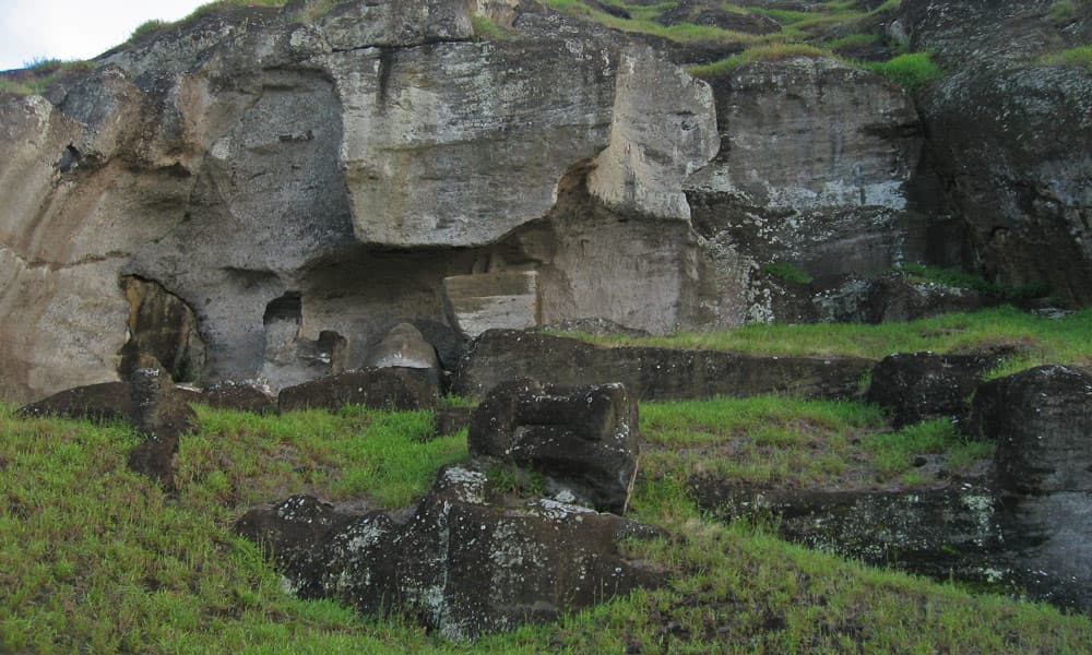 Obrovská prohlubeň v sopce Rano Raraku, kde vzniklo mnoho soch.