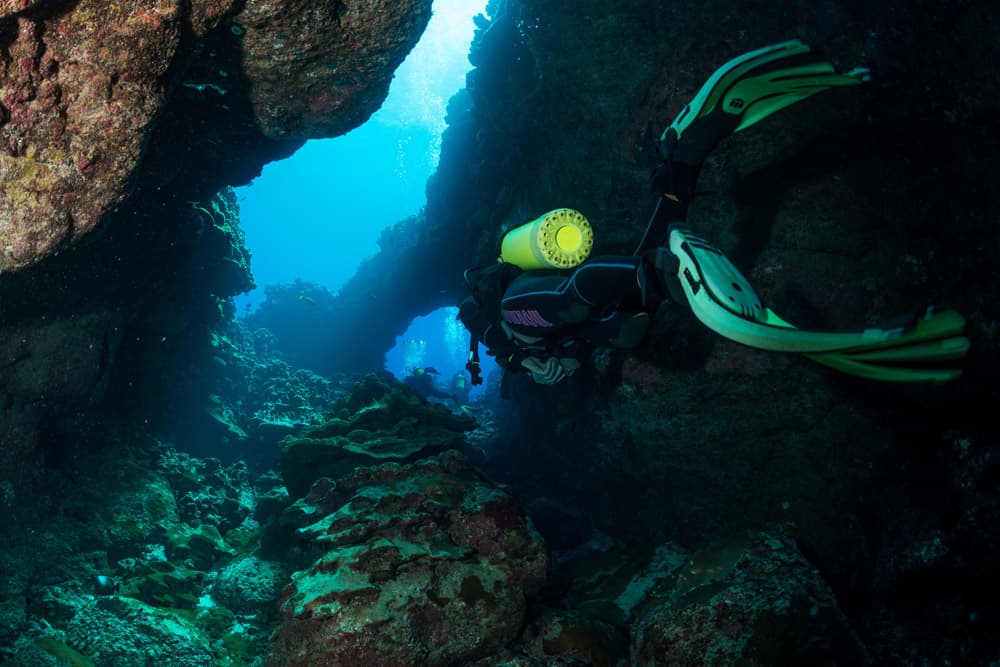 Buzo nadando. © Atariki Diving Center