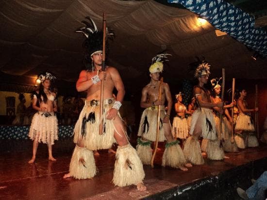 Tanečníci hudební a taneční skupiny Kari-Kari na Rapa Nui (Velikonoční ostrov)