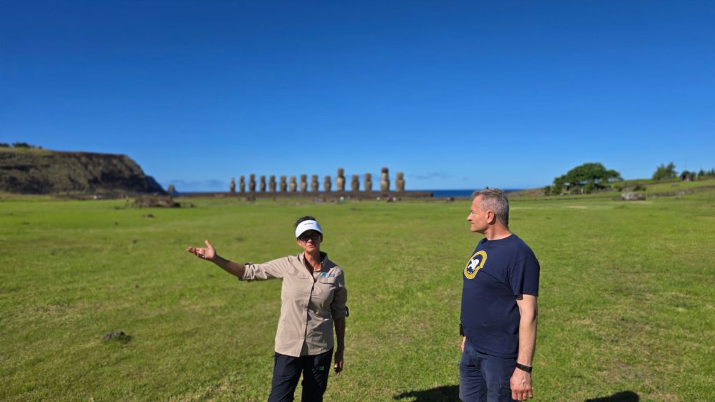 Photo: Tour guide with visitor at Ahu Toŋariki by Easter Island Travel - All rights reserved.