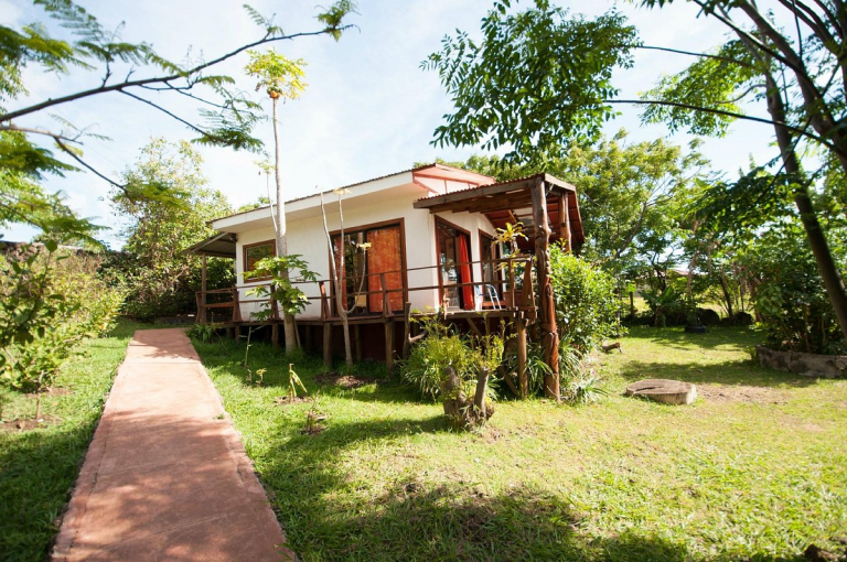 Tourist accommodation surrounded by nature for a trip to Rapa Nui.