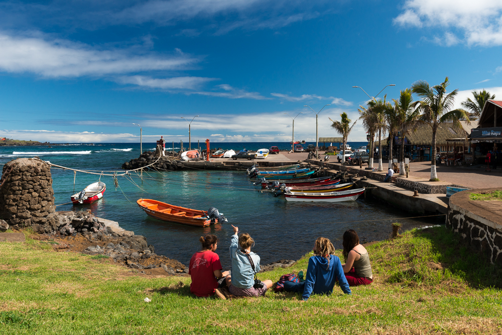 Digital disconnection through outdoor activities in Rapa Nui.