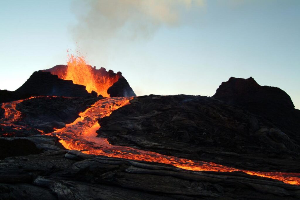 Flujo de lava volcánica activa durante una erupción, origen de las cuevas en Isla de Pascua.