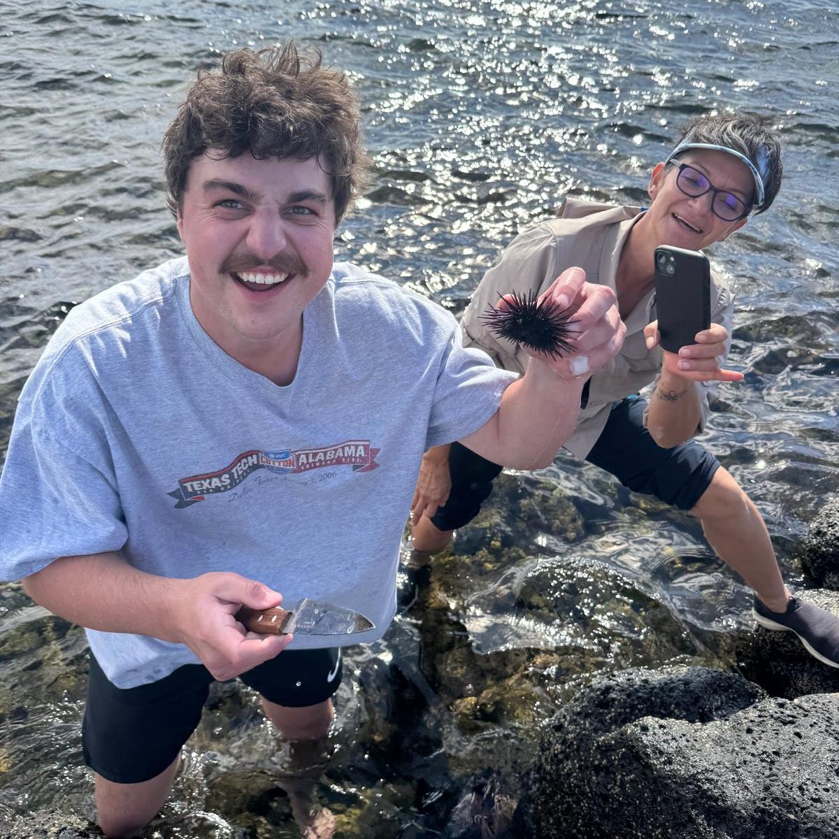Viajero compartiendo una experiencia gastronómica espontánea junto al mar durante un tour privado.