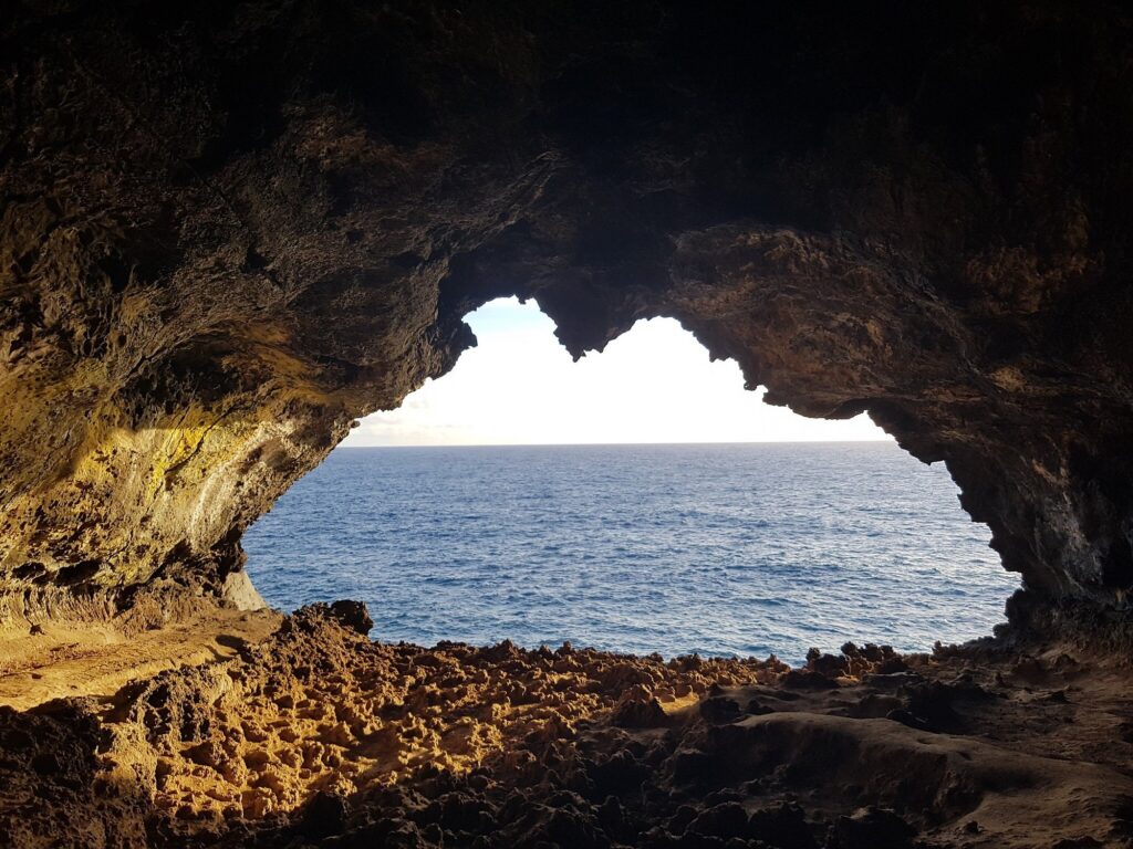 Atardecer en el Océano Pacífico visto desde una de las ventanas de Ana Kakenga.