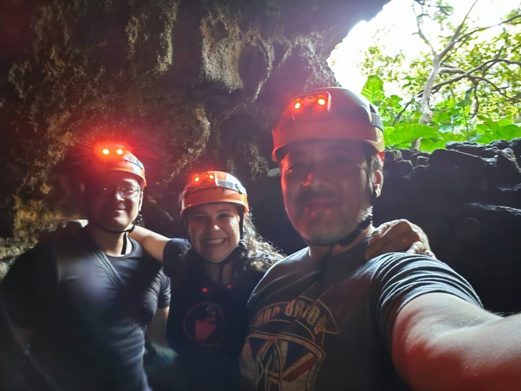 Guía de Easter Island Travel en tour privado con visitantes dentro de la cueva Ana Te Pahu.