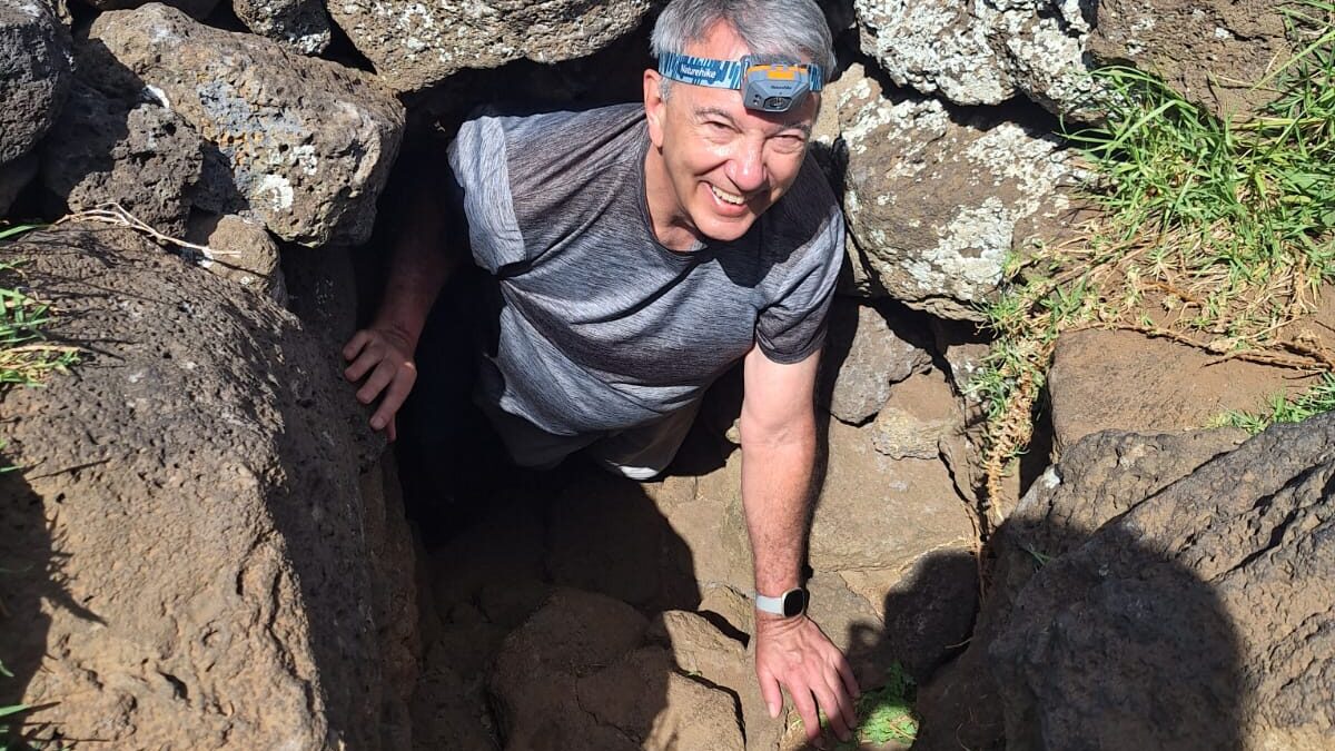 Turista saliendo por el acceso estrecho de la cueva Ana Kakenga.