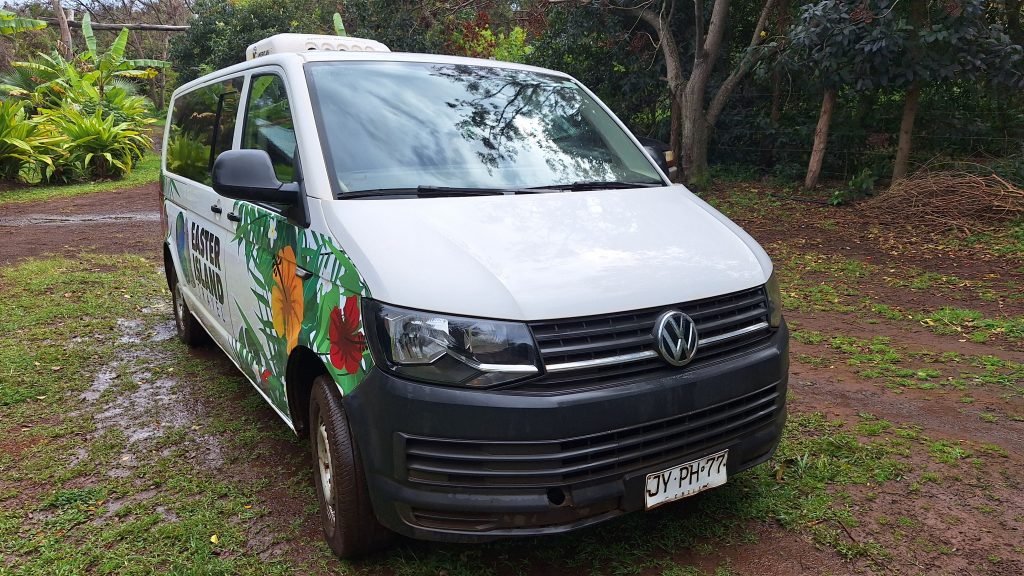 Van ejecutiva Volkswagen utilizada por Easter Island Travel para tours privados en Rapa Nui