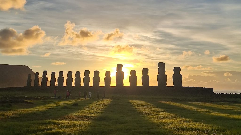 Visitantes observando el amanecer frente a los moai durante el Tongariki Sunrise Experience en Rapa Nui