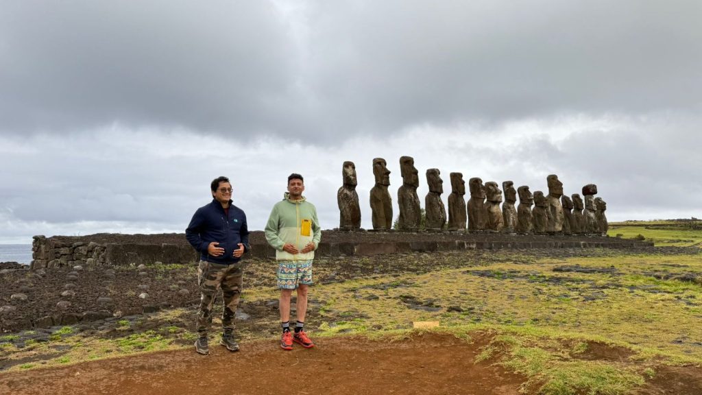 Guía local y visitante junto a los moai de Ahu Tongariki después de un amanecer en Rapa Nui