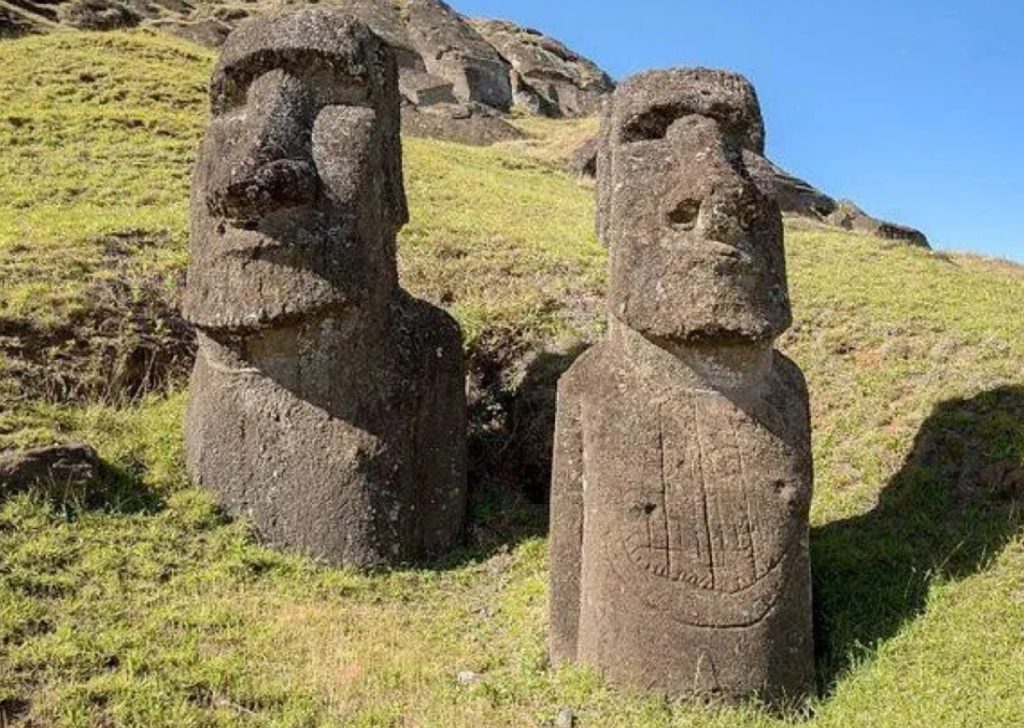Otro de los moai que suele destacarse durante la visita es Ko Kona He Roa, conocido por los grabados que presenta en su superficie.