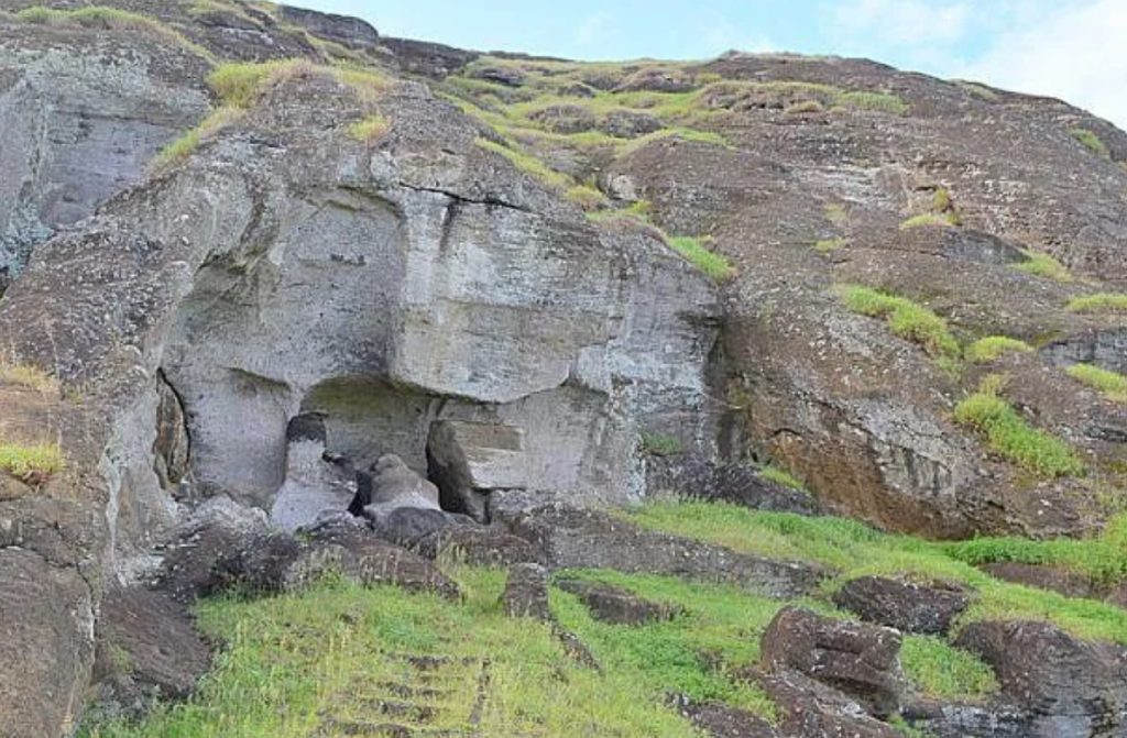 Durante la visita a la cantera de moai de Rano Raraku es posible observar distintos sectores que permiten entender el proceso completo de creación de los moai