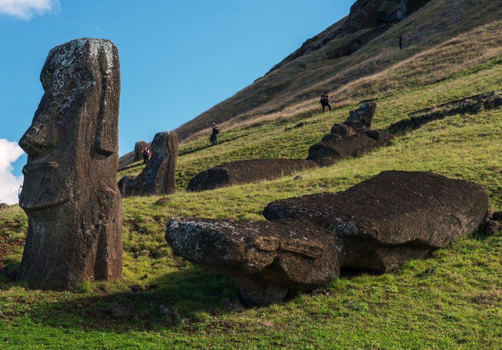 Durante la visita a la cantera de moai de Rano Raraku es posible observar distintos sectores que permiten entender el proceso completo de creación de los moai
