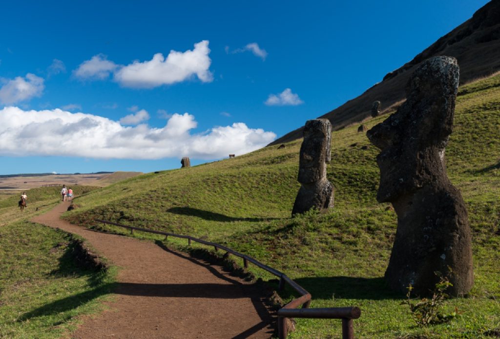 El recorrido por Rano Raraku se realiza a través de senderos de tierra, rústicos y completamente integrados al paisaje volcánico.