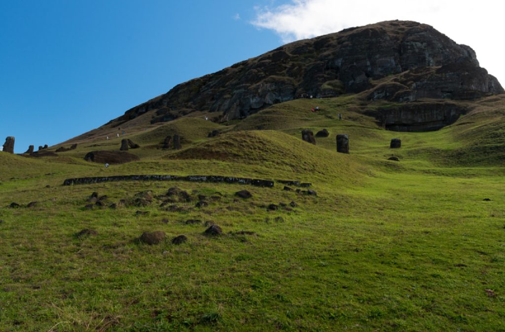 Rano Raraku concentra la mayor cantidad de moai de toda Rapa Nui en un solo lugar
