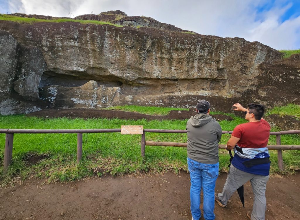 Visitar Rano Raraku con un guía local no solo enriquece la experiencia: la transforma completamente.