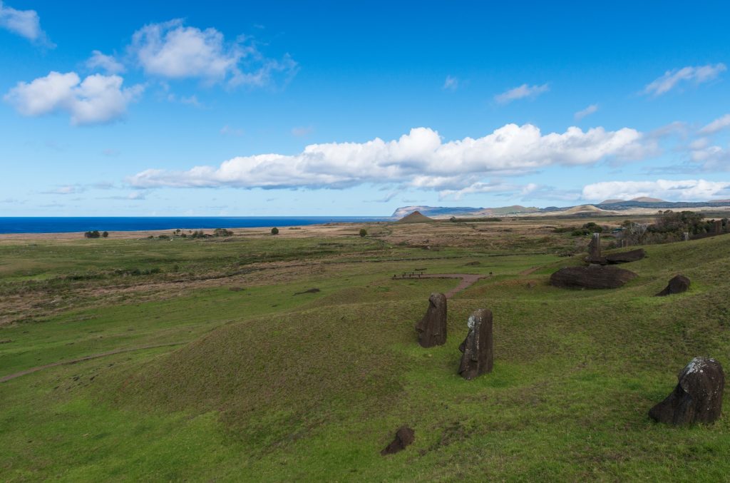 Laderas de Rano Raraku, la legendaria cantera donde cientos de moai fueron tallados y aún vigilan el paisaje hacia el océano.