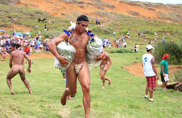 Aka Venga, una carrera terrestre en la que los competidores debían correr alrededor del lago cargando sobre sus hombros dos racimos de plátanos de gran peso, poniendo a prueba su resistencia física