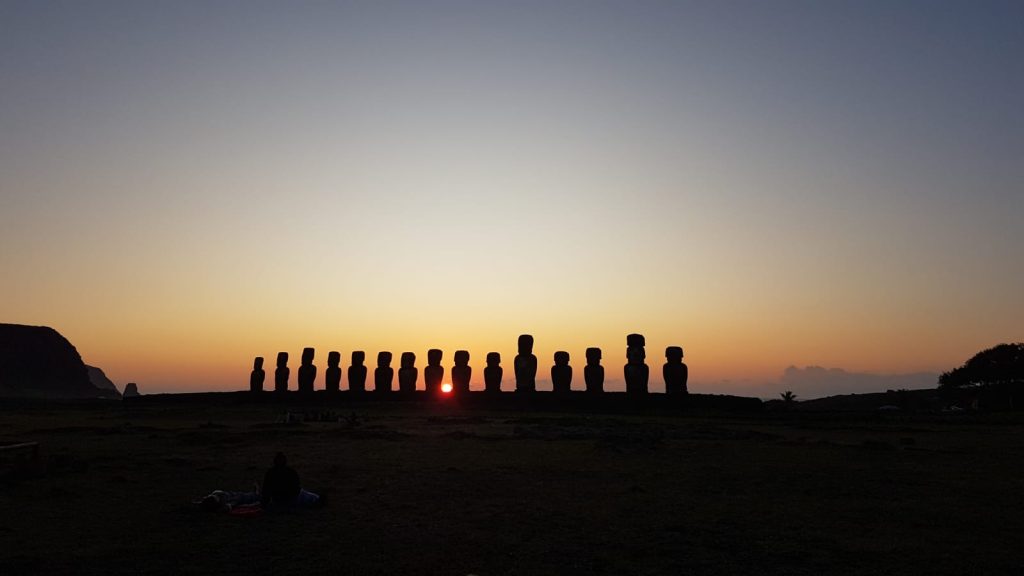 Silueta de los 15 moai de Ahu Tongariki con el sol naciente detrás durante un amanecer en Rapa Nui