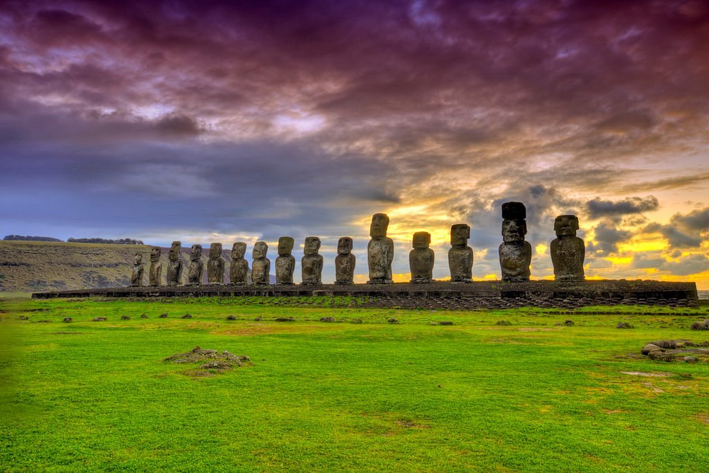 Amanecer en Ahu Tongariki Rapa Nui, quince moai alineados frente al mar.