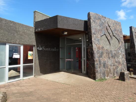 Banco Santander en isla de Pascua, Chile. Vital para trámites y retiro de dinero en efectivo en Rapa Nui