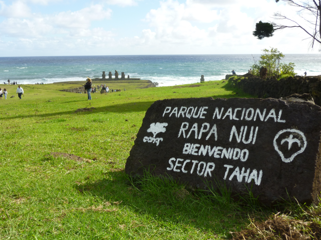 Letrero de piedra del Parque Nacional para visitar Tahai en Rapa Nui.