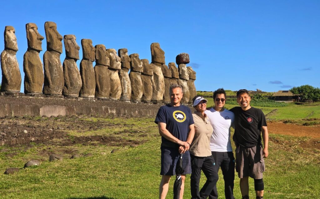Guías privados de Easter Island Travel con visitantes en Ahu Tongariki, Rapa Nui, Chile