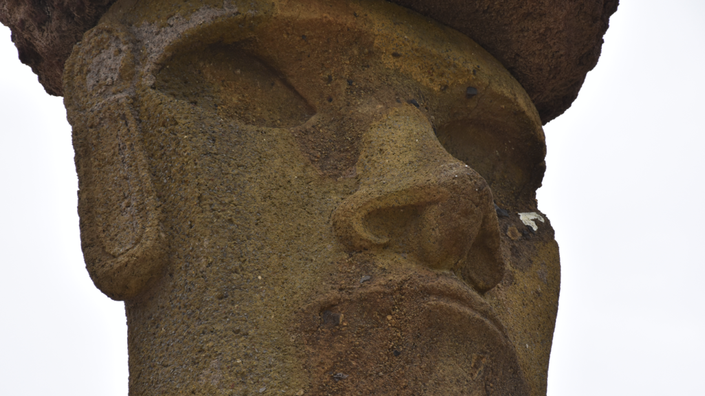 Los moai de Ahu Nau-Nau son un ejemplo de cómo estas esculturas forman parte del patrimonio cultural y espiritual de Rapa Nui.