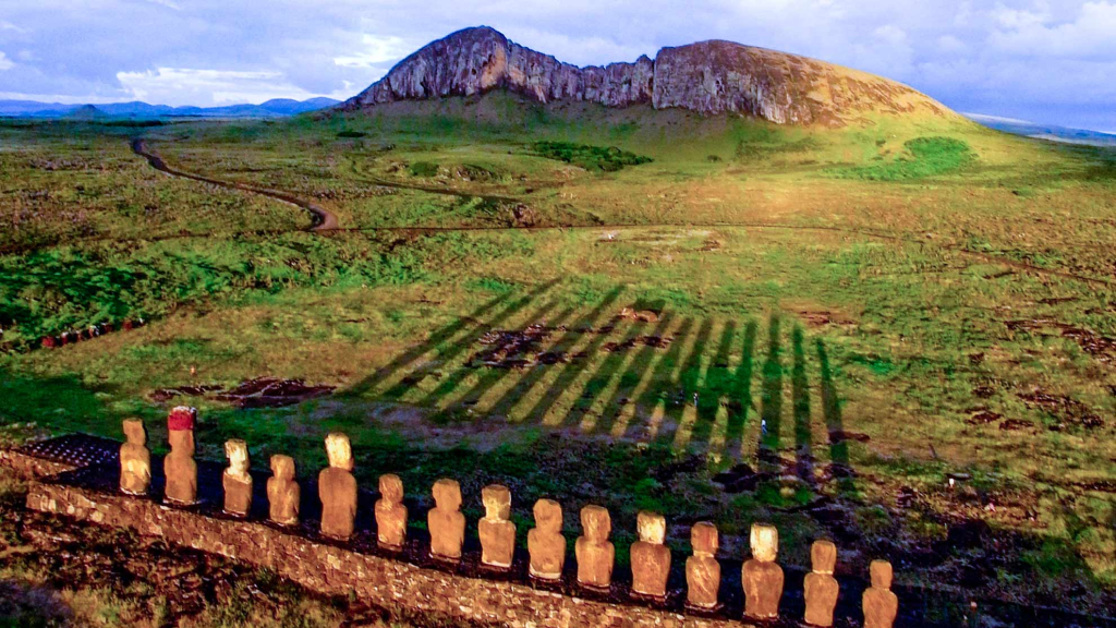 Vista aérea de los moai de Ahu Tongariki con la cantera de Rano Raraku al fondo en Rapa Nui