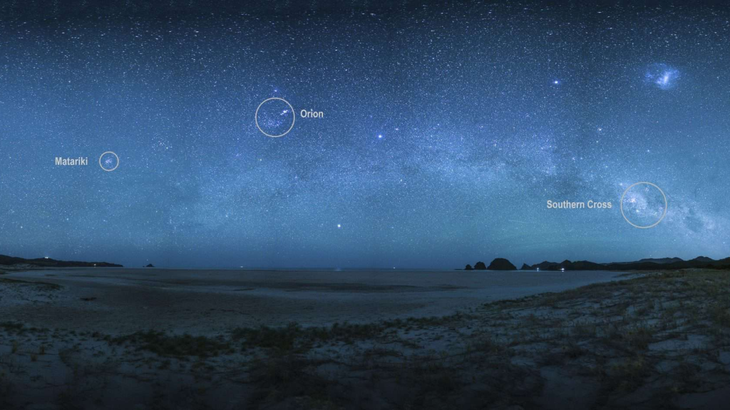 Las Pléyades, Orión y la Cruz del Sur visibles en el cielo nocturno de Rapa Nui