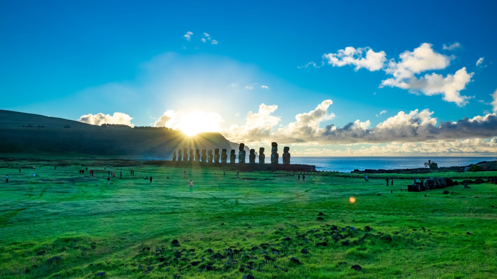 Visitantes observando el amanecer frente a Ahu Tongariki durante la temporada de invierno en Rapa Nui