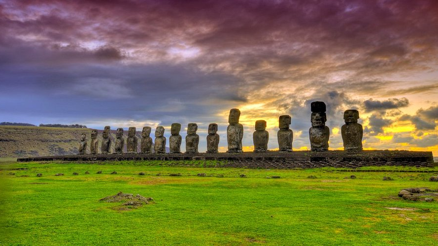 Ahu Tongariki iluminado por la luz del amanecer en un día de invierno en Rapa Nui