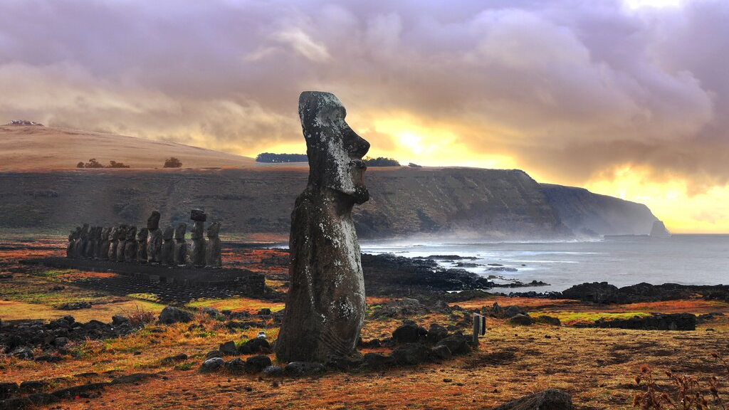 Ahu Tongariki rodeado de rocas volcánicas tras una lluvia de invierno en Rapa Nui