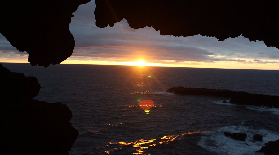 Vista del atardecer desde Ana kakenga cueva de las dos ventanas en Rapa Nui isla de Pascua