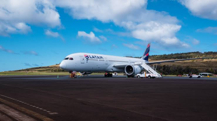 Avión de LATAM Airlines en el Aeropuerto Internacional Mataveri, principal acceso para viajar a Rapa Nui.