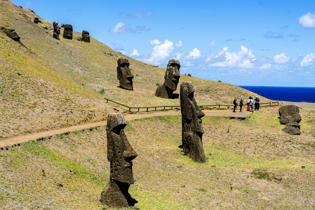 Sendero arqueológico de Rano Raraku con moai durante un tour en Rapa Nui.