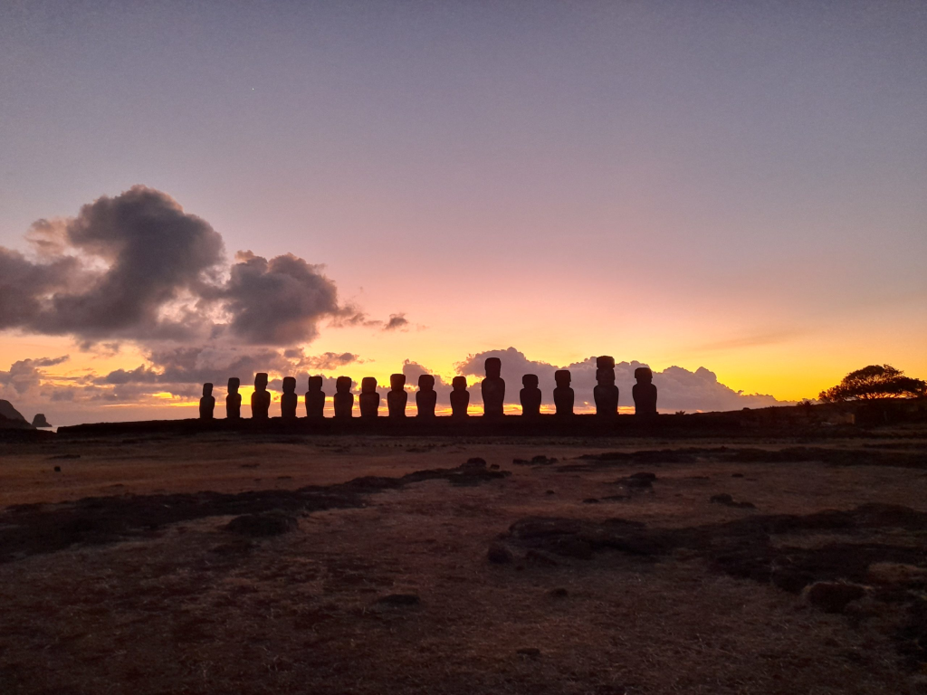 Amanecer sobre los quince moai de Ahu Tongariki durante un tour en Rapa Nui.