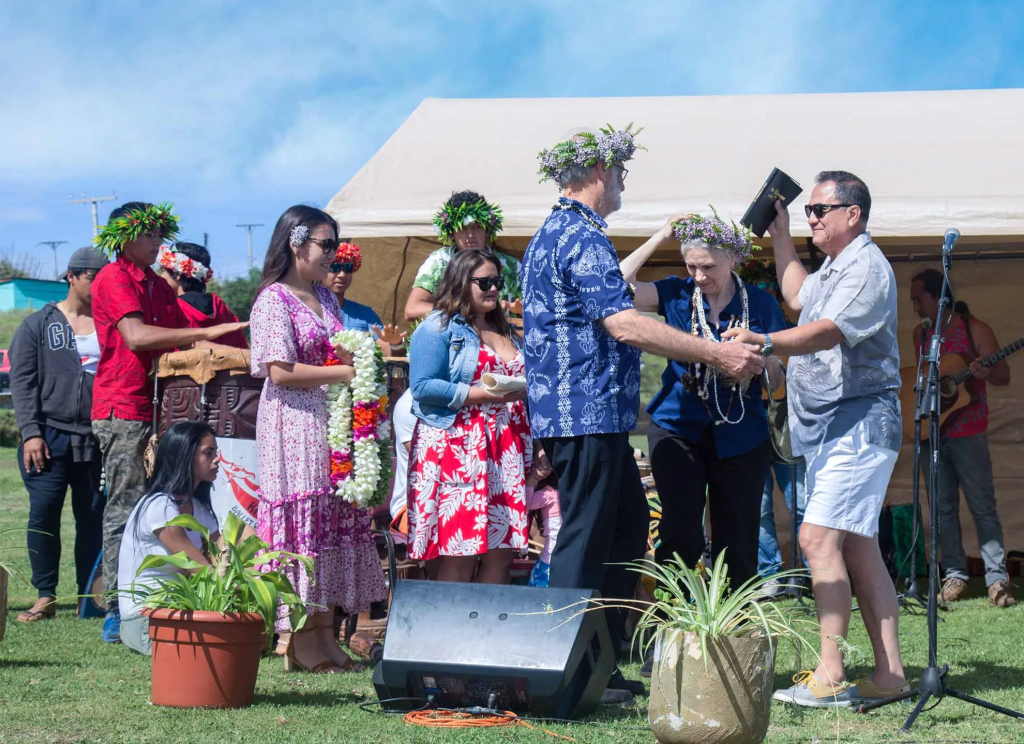 Fotografía de los lingüistas Nancy Weber y Roberto Weber recibiendo la distinción oficial de Hijos Ilustres de Rapa Nui junto al alcalde Petero Edmunds Paoa.