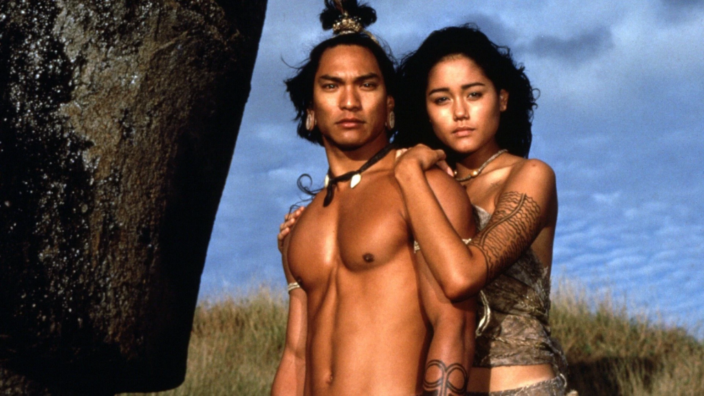 Protagonistas de la película Rapa Nui producida por Kevin Costner abrazados durante el rodaje de 1994.
