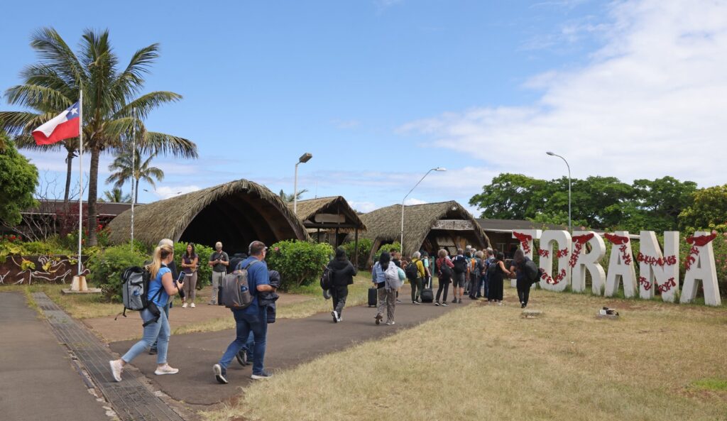 Llegada de pasajeros al Aeropuerto Mataveri para vacaciones en Isla de Pascua.