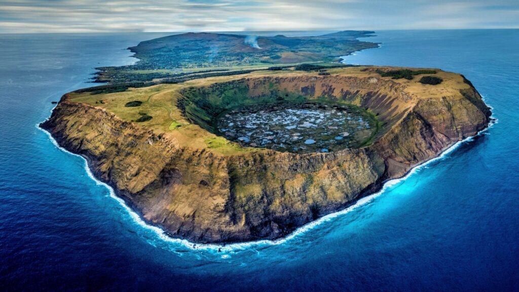 Vista de drone del cráter Rano Kau para turismo en Rapa Nui.