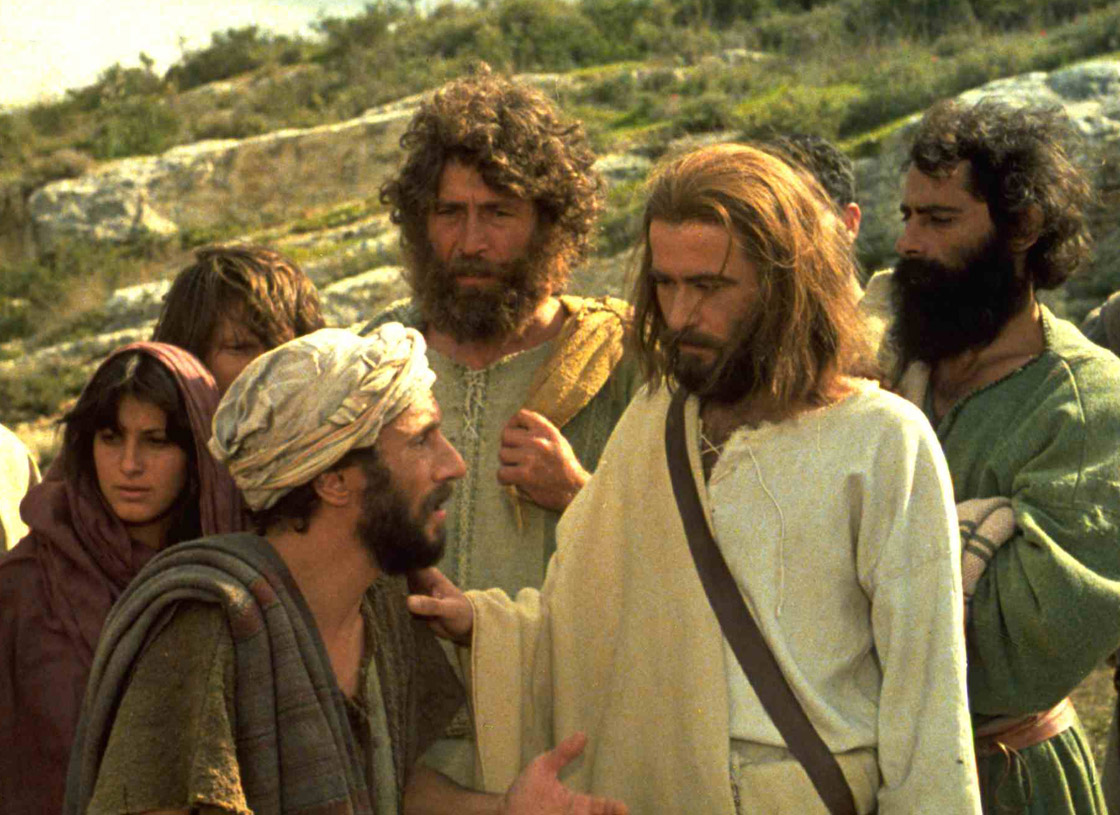 Jesus surrounded by people in movie Lucas