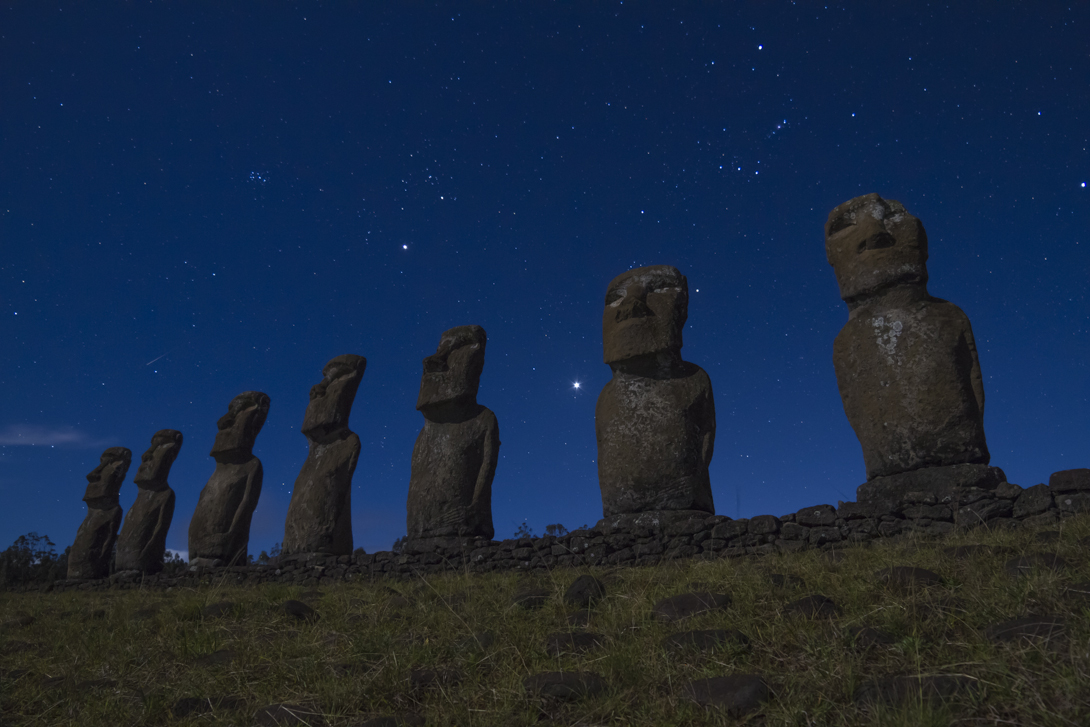 Где находятся идолы. Каменные истуканы острова Пасхи. Остров Пасхи статуи Моаи. Моаи на острове Пасхи. Каменные истуканы Рапа-Нуи на острове Пасхи.