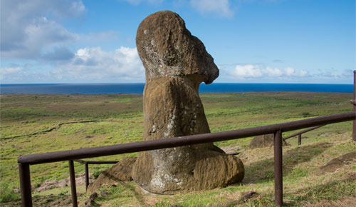 Kneeling statue moai tukuturi.