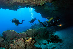 Buceo en cueva submarina con linterna.jpg