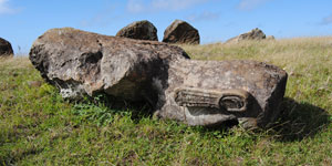 Moais de piedra traquita en volcán Poike tourismo tour